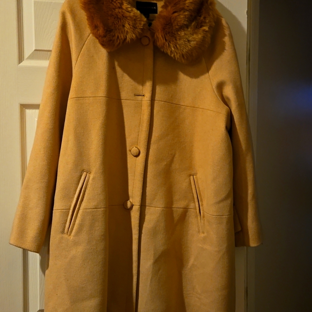 3Quarter Coat Size Lg Tan